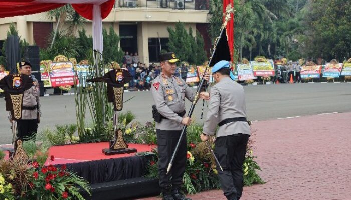 Penyerahan Pataka Polda Banten Warnai Upacara Welcome dan Farewell Parade Kapolda Banten