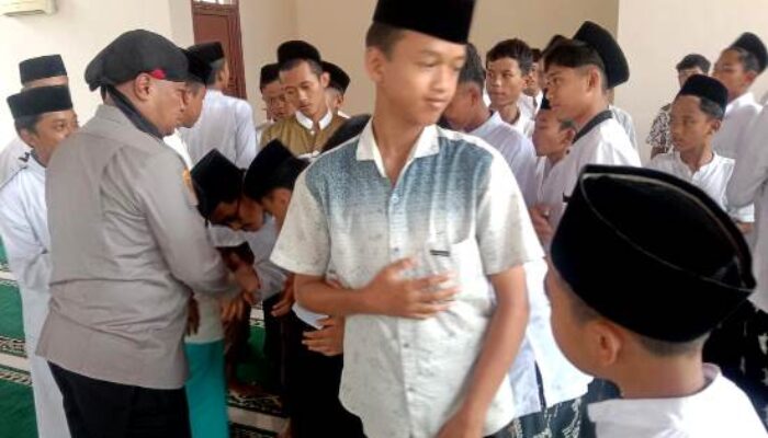 Sholat Jumat di Ponpes Shohibul Muslimin, Ini Pesan Kapolres Serang Condro Sasongko kepada Para Santri