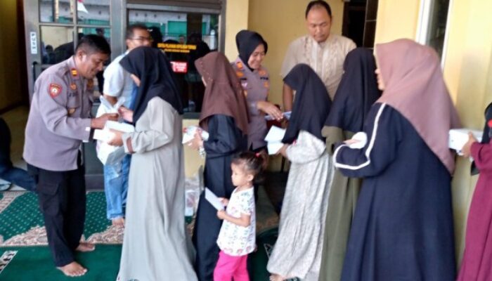 Polri Peduli, Polsek Kedungwaringin Polres Metro Bekasi Santuni Anak Yatim di Jumat Berkah