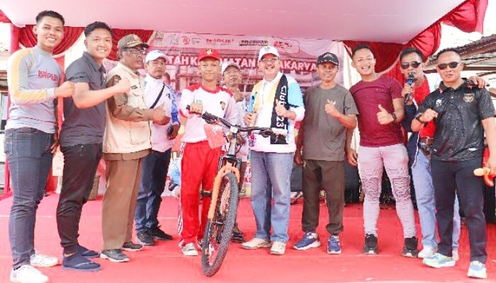 Sambut Hari Jadi Kabupaten Bekasi Ke-74 dan HUT RI ke 79, Kecamatan Sukakarya Gelar Gerak Jalan Sehat Berhadiah