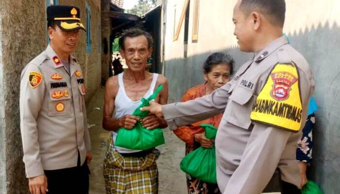 Polres Serang Banten dan Jajaran Polsek Berbagi 1000 Paket Sembako Kepada Warga