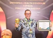 Wali Kota Cilegon Helldy Terima Penghargaan UHC dari Menko PMK