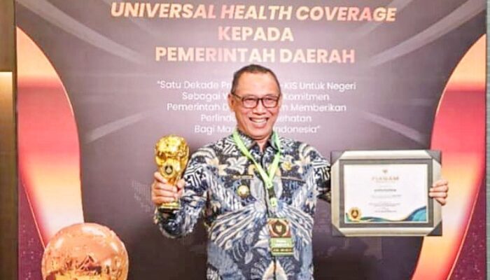 Wali Kota Cilegon Helldy Terima Penghargaan UHC dari Menko PMK