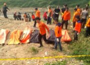 7 Mayat Laki-laki Mengapung di Kali Bekasi Ditemukan Warga PGP Jatiasih Bekasi