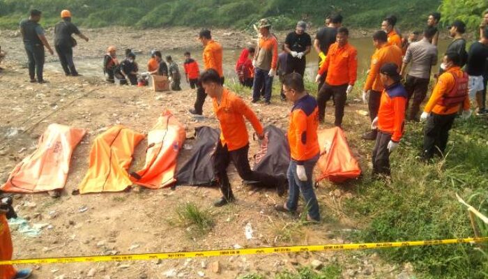 7 Mayat Laki-laki Mengapung di Kali Bekasi Ditemukan Warga PGP Jatiasih Bekasi