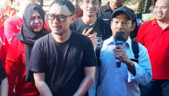 Cawagub Jabar PDIP Ronald Surapardja Kunjungi Pasar Cikarang