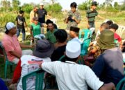 Kapolres Condro Sasongko Sambangi dan Bagikan Sembako Pengrajin Bata Merah di Kragilan Serang