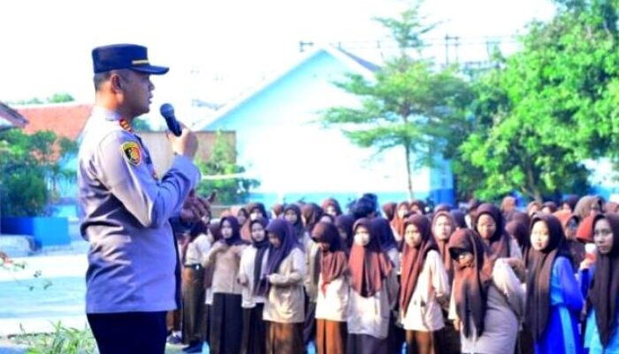 Kapolsek Cikarang Pusat Cegah Tawuran Melalui Police Goes to School di SMAN 2 Cikarang Pusat