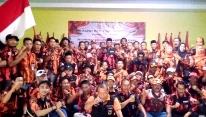 Sekjen MPC Pemuda Pancasila Serahkan Bendera Petaka kepada Ketua PAC Cabangbungin Terpilih Janin HK