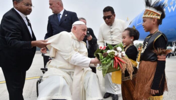 Tinggalkan Indonesia, Kepala Negara Vatikan Paus Fransiskus Lanjutkan Perjalanan Apostoliknya ke Papua Nugini