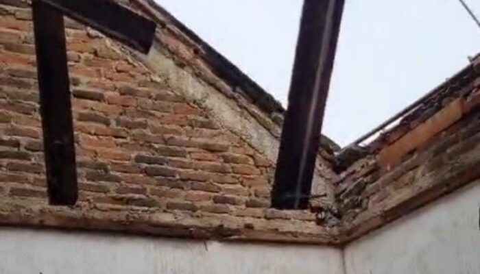 Akibat Hujan Lebat dan Petir, Rumah Warga Cacat Veteran di Ciracas Serang Ambruk