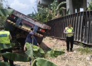Diduga Tak Mampu Kendalikan Laju Kendaraan, Truk Kontainer Terjun Bebas dari Jalan Tol Cibitung