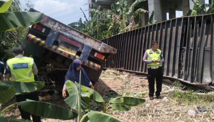 Diduga Tak Mampu Kendalikan Laju Kendaraan, Truk Kontainer Terjun Bebas dari Jalan Tol Cibitung