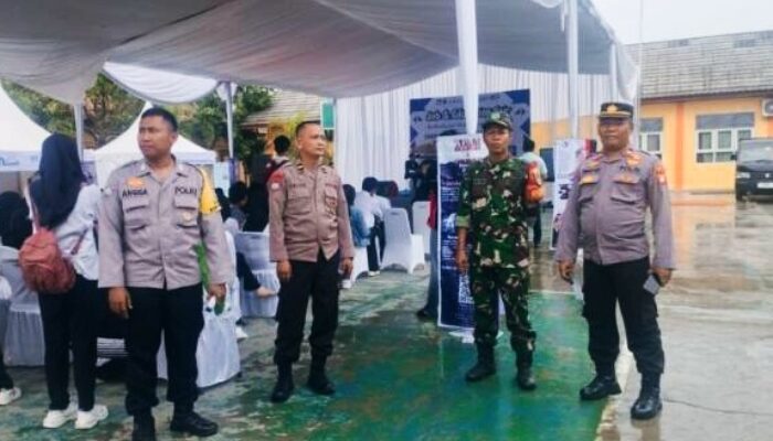 Wakapolsek Cikarang Pusat Pimpin Pengamanan Pencari Kerja di SMKN 1