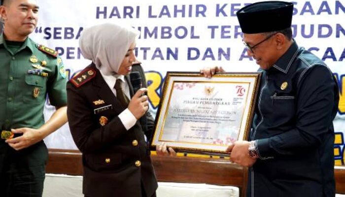 Berkolaborasi Penanganan Hukum, Wali Kota Helldy Berikan Penghargaan Kejari Cilegon