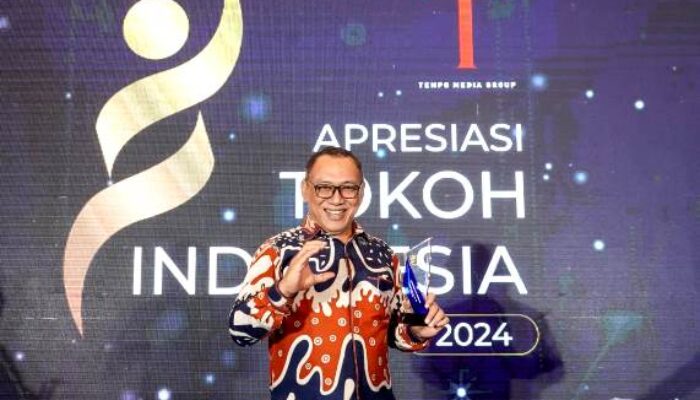 Wali Kota Cilegon Helldy Raih Penghargaan Tokoh Nasional Bidang Pendidikan dan Teknologi
