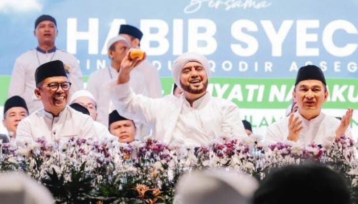 Puluhan Ribu Orang Sholawatan Bareng Andra Soni-Dimyati Dipimpin Habib Syech Bin Abdul Qodir Assegaf