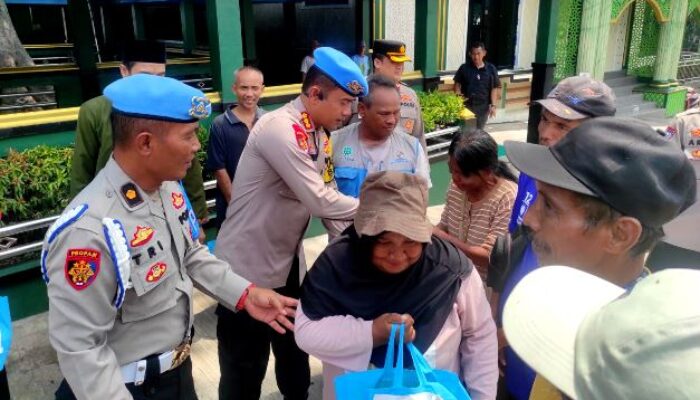Bidpropam Polda Banten Bakti Sosial di Pelabuhan Merak