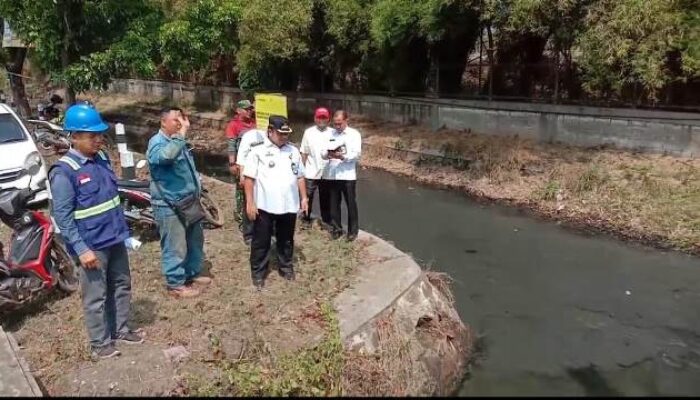 Antisipasi Banjir, Camat Ciwandan Kota Cilegon Pantau Proses Normalisasi Sungai