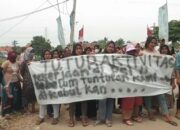 Emak-emak Perumahan PSI Bekasi Demo Jalan Rusak ke Pengembang