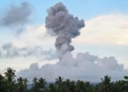 Sepanjang 2024 Meletus 1.889 kali, Kamis Pagi 31 Oktober 2024, Gunung Ibu Semburkan Abu Vulkanik 1.000 Meter ke Arah Tenggara