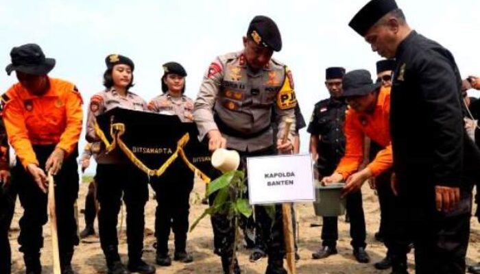 Kapolda Banten Tanam Seribu Pohon di Pantai Batu Saung Kabupaten Serang