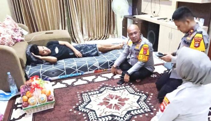 Kapolres Condro Berikan Motivasi serta Semangat kepada Anggota Polres Serang Sakit Tulang