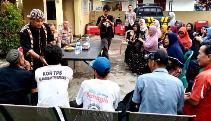 Kapolres Serang Banten Ngariung Bersama Pemandi Jenazah, Marbot dan Penggali Kubur