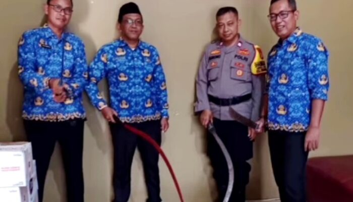  Aparat Polsek Cikarang Selatan dan Warga Temukan Sajam di Rumah Kosong