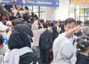 Petugas KAI Kewalahan, Penumpang di Stasiun Manggarai ke Monas Membludak ingin Saksikan HUT TNI