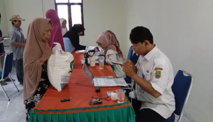 664 Keluarga di Kelurahan Gerem Cilegon Dapat Bantuan Beras