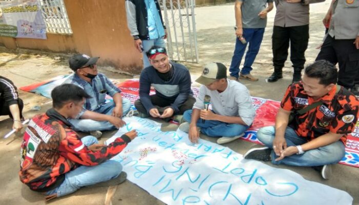 Dinilai Indisipliner dan Tidak Profesional, FRPM Minta Bupati Ratu Tatu Chasanah Berhentikan Camat Petir