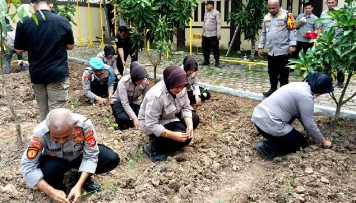 Dukung Ketahanan Pangan, Kapolres Serang Banten Lakukan Kegiatan Minggu Menanam