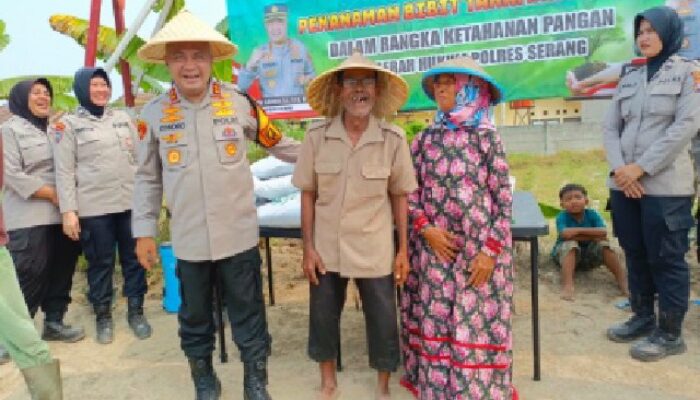 Lagi, Kapolres Serang Banten Konsisten Bantu Petani dengan Berikan Bibit dan Pupuk