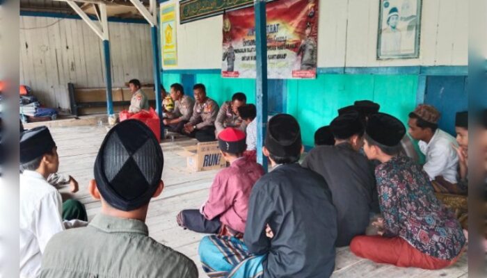 Eratkan Silaturahmi dengan Masyarakat, Kapolres Serang dan Bhabin Jumat Curhat di Ponpes