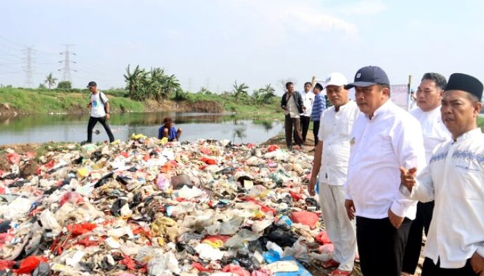 Pj Bupati Bekasi Instruksikan DLH Angkut Sampah Liar di Bantaran Kali CBL Desa Muara Bakti