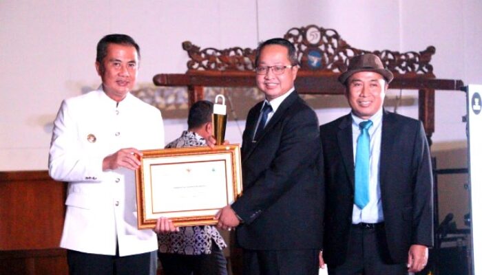 Kabupaten Bekasi Raih Penghargaan Anugerah Kabupaten Informatif, Diserahkan Pj Gubernur Jabar kepada Kepala Diskominfosantik
