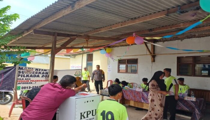 Berkostum Bola, Petugas PPS di TPS Kedungwaringin Bekasi Giring Masyarakat Gunakan Hak Pilih