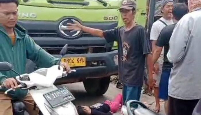 Truk Tanah Tabrak Anak Kecil, Warga Lempari Supir dan Polisi Pakai Batu