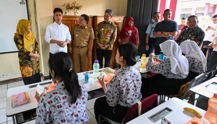 Wapres Tinjau Makan Bergizi Gratis di SMKN 3 Tangerang dengan Menu dari Dapur Sekolah Kejuruan