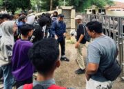 Mahasiswa Berikan Boneka Mayat pada KPU dan Bawaslu Kabupaten Subang