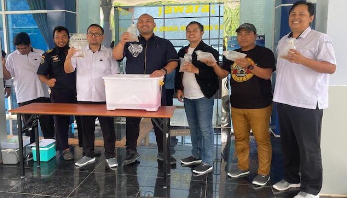 Dukung Asta Cita, Ditreskrimsus Polda Banten Bersama LPSPL Lepasliar Ribuan Benih Lobster Hasil Sitaan