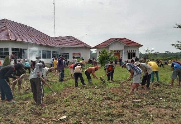 Pemdes Pasir Gombong bersama Masyarakat Gotong Royong Bersihkan Lingkungan
