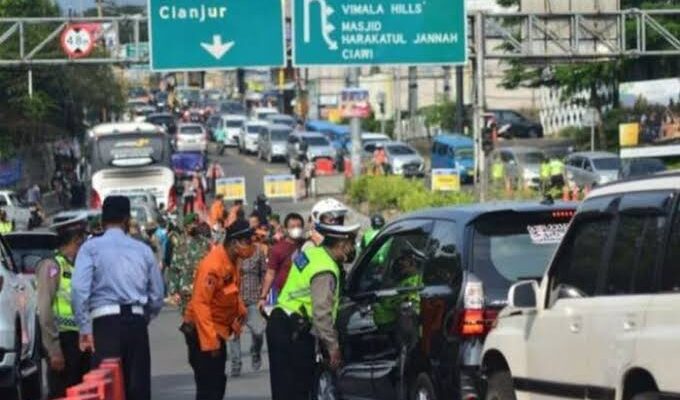 Polres Cianjur Kerahkan Ratusan Personil Atasi Kemacetan di Jalur ke Puncak