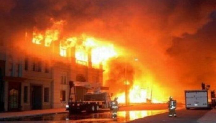Diduga Api Berasal Dari Diskotik Di Lantai 7, Glodok Plaza Dilalap Jago Merah