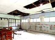 Ruang Kelas Ambruk, Siswa SD  di Pandeglang Banten Terpaksa Belajar di Luar Ruangan