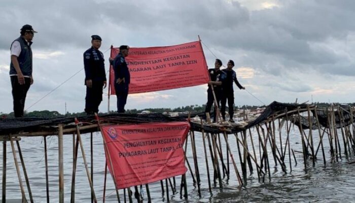 Tidak Kantongi Izin KKPRL, KKP Segel Pagar Laut di Desa Segarajaya Tarumajaya Bekasi