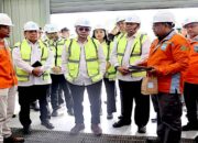 Pj Gubernur A Damenta Dampingi Menko Pangan Zulkifli Hasan Tinjau Pabrik Garam