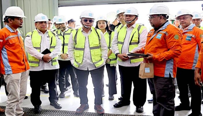 Pj Gubernur A Damenta Dampingi Menko Pangan Zulkifli Hasan Tinjau Pabrik Garam