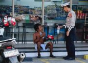 Humanis, Anggota Satlantas Polres Serang Belikan Baju dan Makanan pada ODGJ